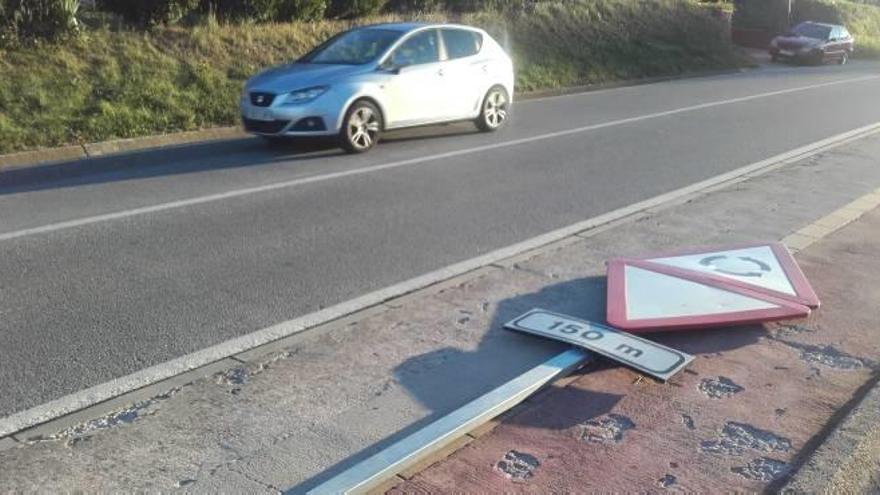 Un senyal tombat pel vent a prop de la rotonda del polígon de la Valldan