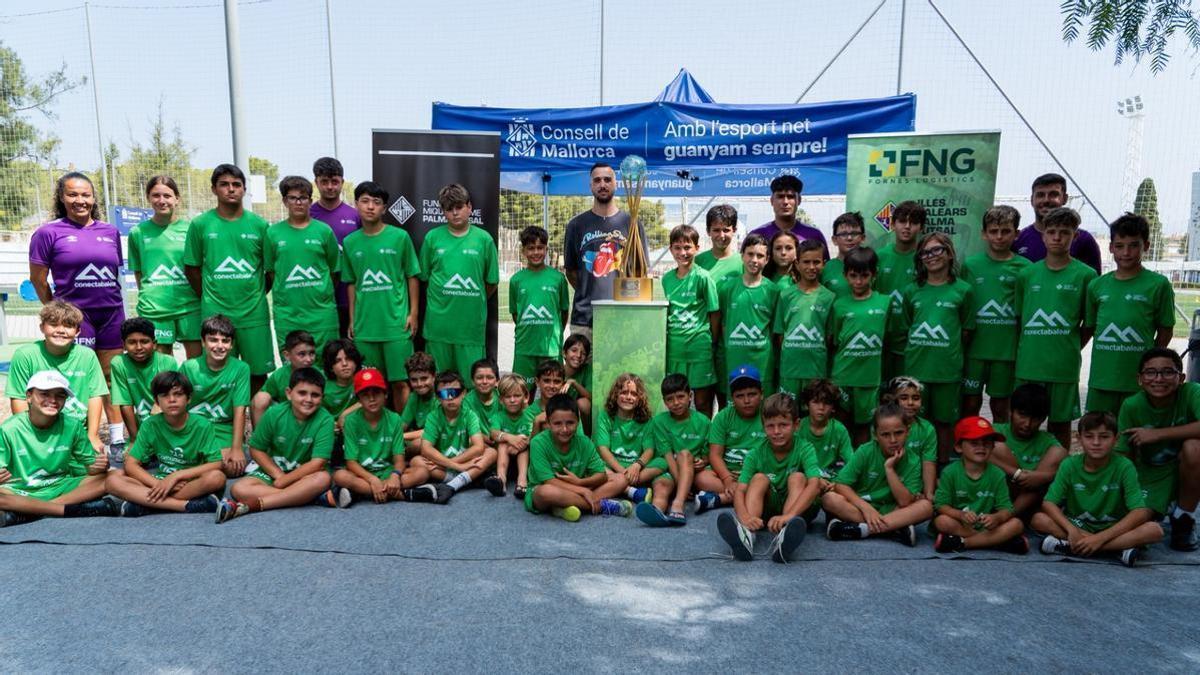 Piqueras posa junto a los jugadores y entrenadores del campus.