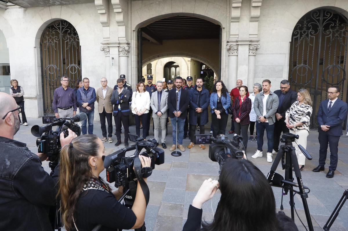 Minuto de silencio en Girona por los turistas catalanes asesinados en Afganistán