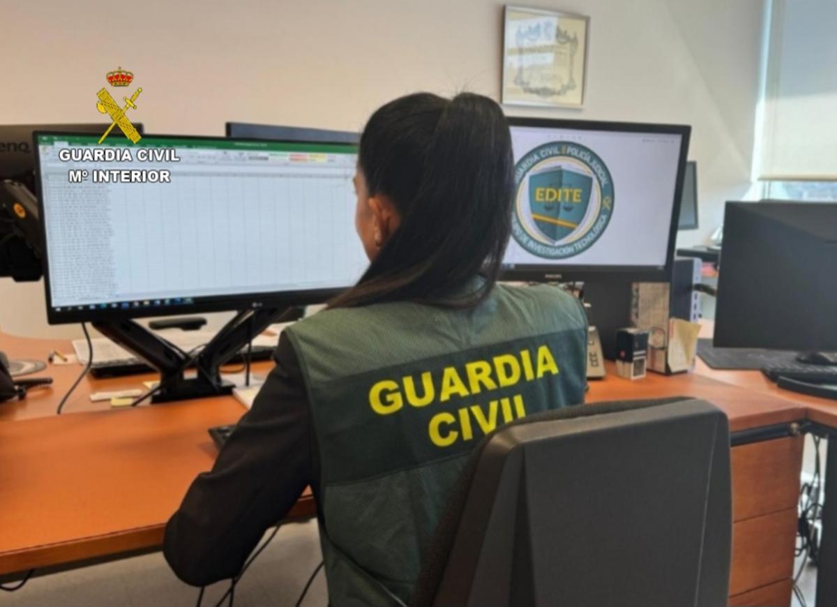Un agente del equipo de investigación tecnológica de la Guardia Civil.