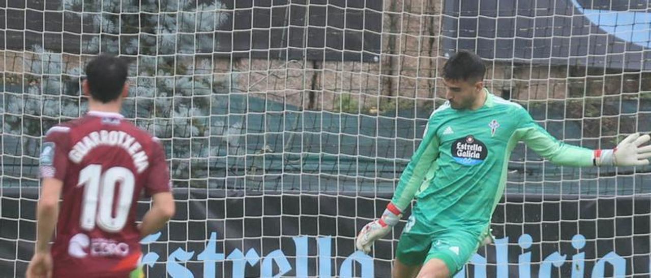 Gaizka Campos golpea el balón durante un partido con el Celta B.