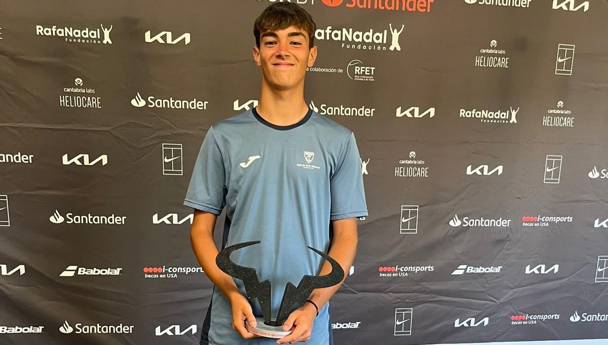 Adri Climent sostiente el título del torneo Rafa Nadal.