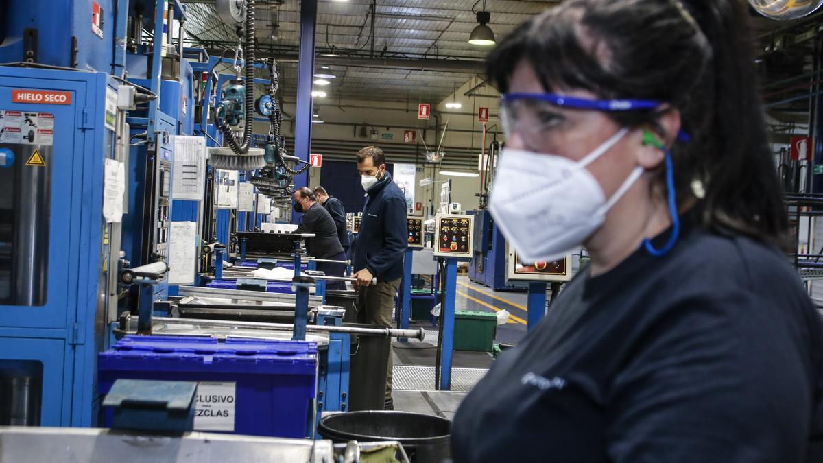 Parte de la plantilla de Catelsa, la mayor empresa de la ciudad en estos momentos, trabajando ayer en el turno de tarde.