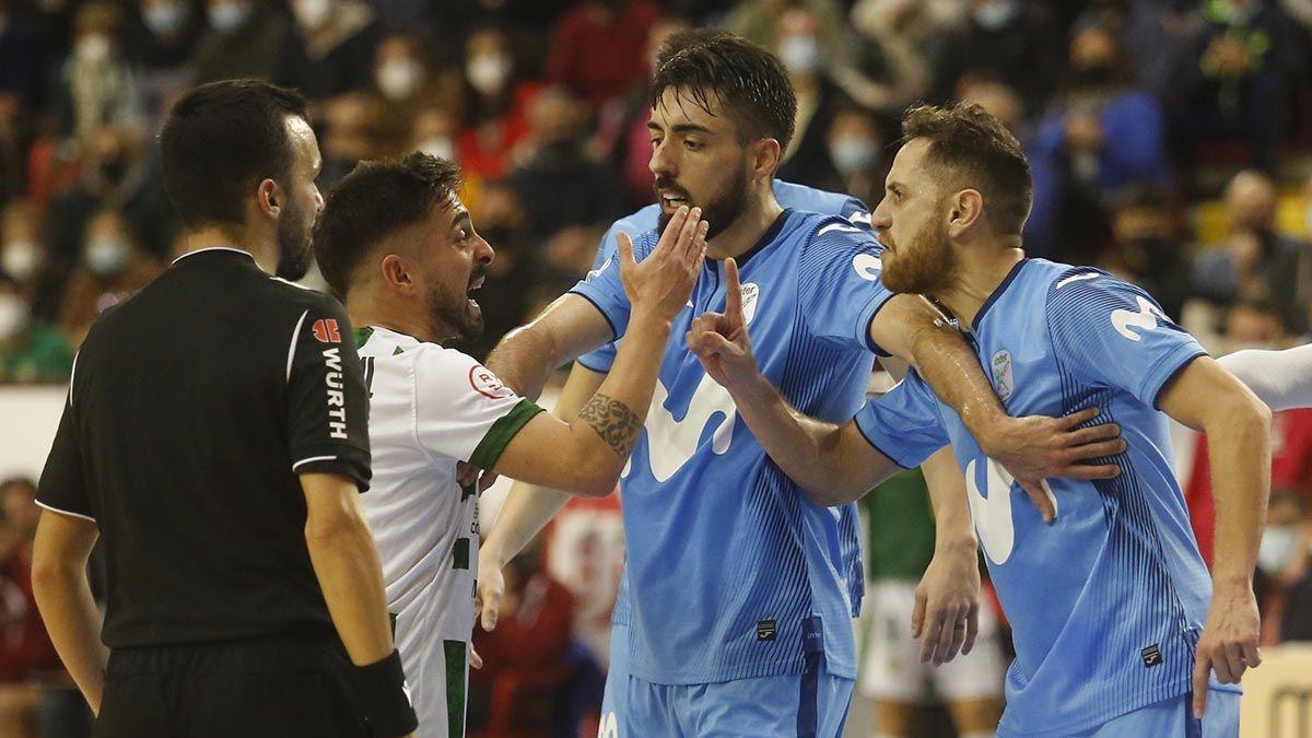 Jesulito y Rafa López se encaran en una acción del partido entre el Córdoba Futsal y el Inter Movistar en Vista Alegre.