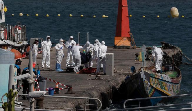 Llega un cayuco al puerto de Los Cristianos