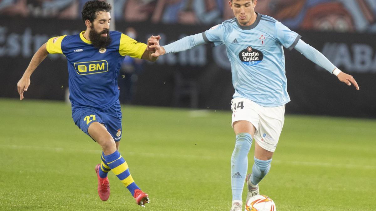 Carlos Domínguez conduce el balón durante el partido de ayer. // RICARDO GROBAS