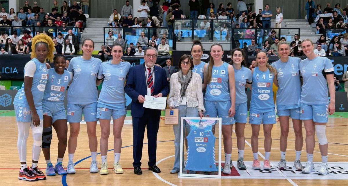 El Celta homenajea a Susana García, la gran capitana. En el descanso del partido de ayer, el Celta homenajeo a la histórica capitana del club, Susana García. Jugadora del club desde los catorce años, ganó dos ligas y dos Copas de la Reina. Como jugadora fue internacional absoluta en sesenta ocasiones. Como entrenadora dirigió al propio Celta, y en 2003 entró en la comisión técnica de la FEB entrenando a la Sub20 y siendo ayudante de la absoluta. También dirigió a Gran Bretaña y ahora es vicepresidenta de la Federación Gallega.