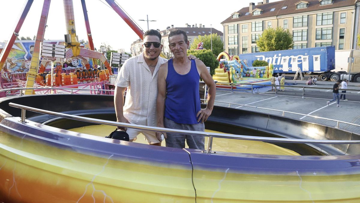 Ángel Gutiérrez, a la derecha, con su hijo Ángel ante su atracción 'La olla', que estos días está montada en O Milladoiro