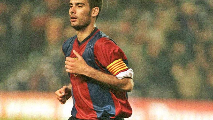 Pep Guardiola vestint la samarreta del Barça, en una imatge d&#039;arxiu.