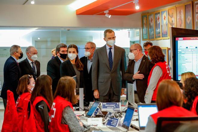 Los reyes Felipe VI y Letizia visitan la célula de crisis sobre Ucrania de Cruz Roja Española