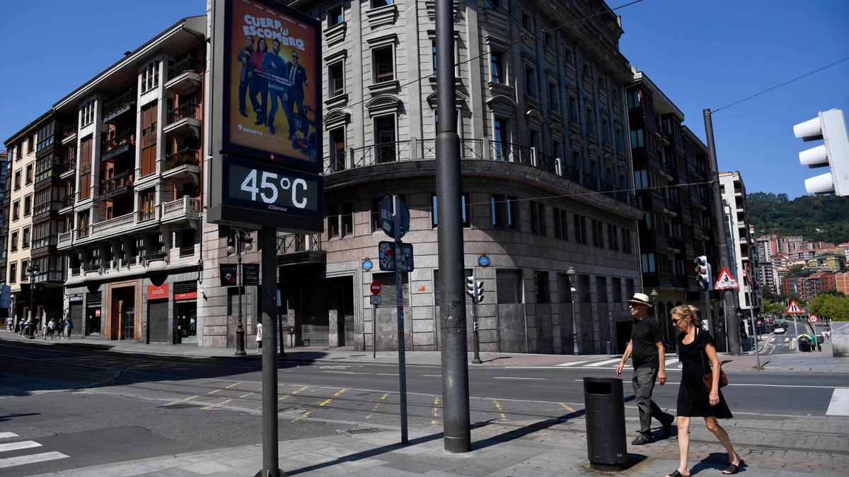 Un termómetro situado en el centro de Bilbao marca una temperatura en superficie de 45 grados.