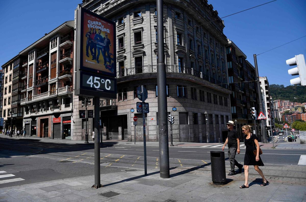 Un termómetro situado en el centro de Bilbao marca una temperatura en superficie de 45 grados.