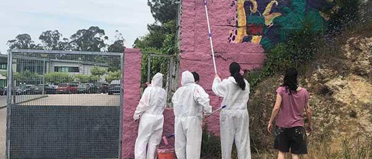 Iria Zafian supervisa o pintado dun muro