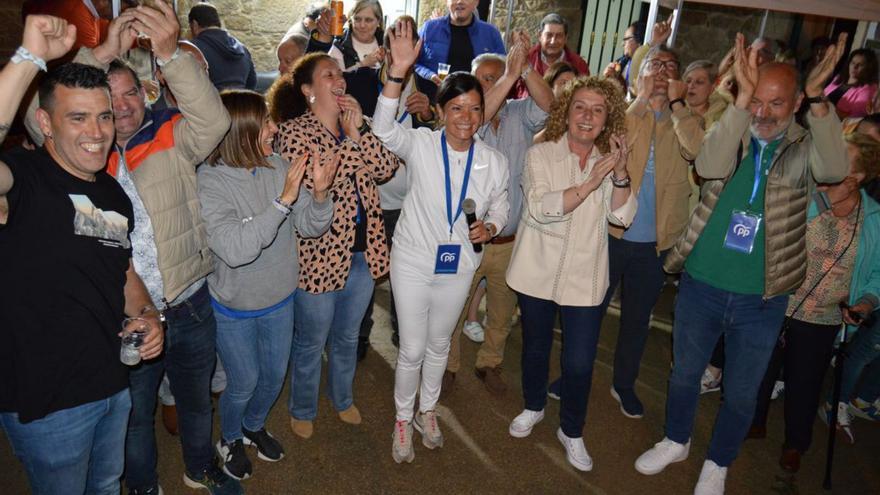 Nidia Arévalo y su equipo celebran la cuarta mayoría absoluta del PP en Mos.   | // D. P.