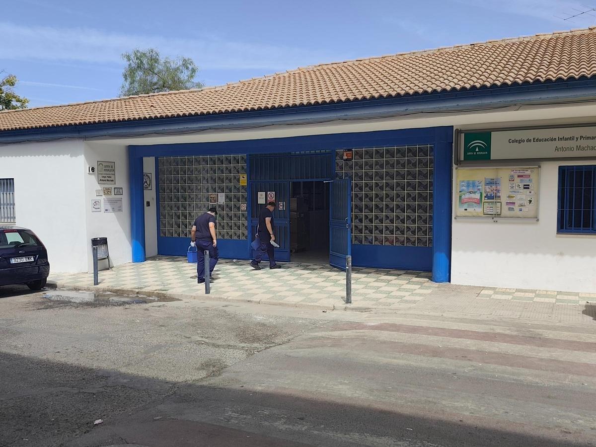 Entrada del colegio Antonio Machado de Lucena.
