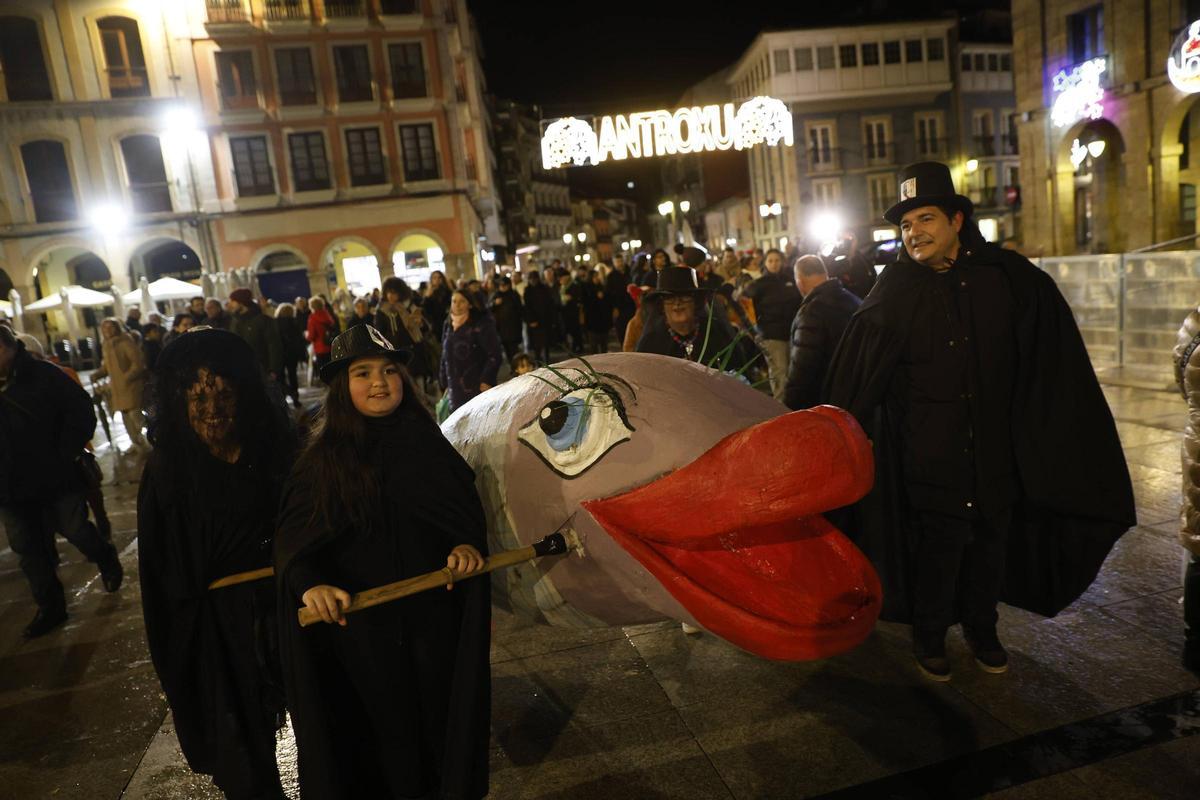 EN IMÁGENES: el entierro y quema de la sardina pone fin al multitudinario Antroxu de Avilés