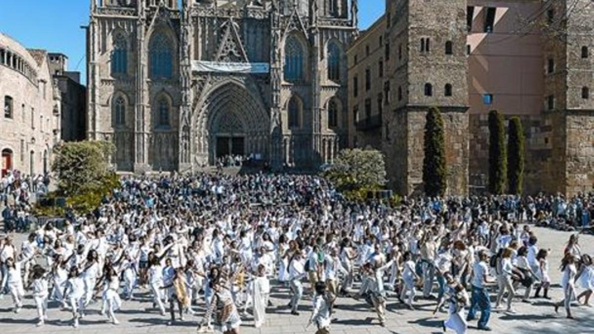 Acción participativa multitudinaria en la plaza de la Catedral durante la pasada edición.