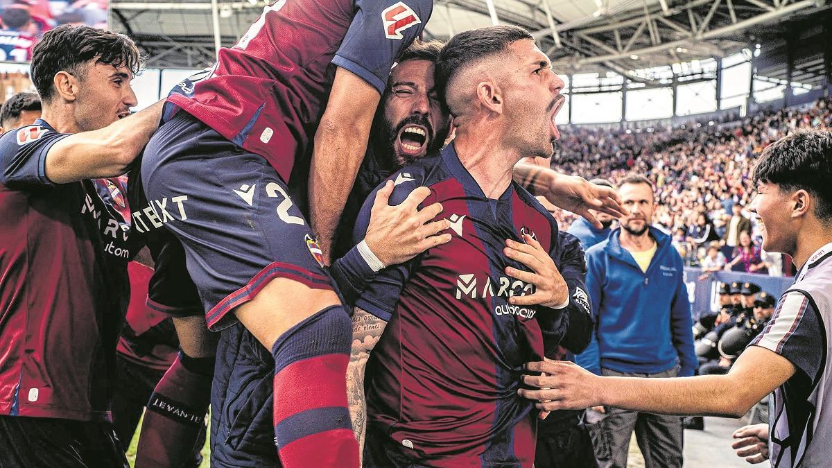 Jugadores del Levante celebran los goles de la victoria ante el Castellón y Julián Calero.