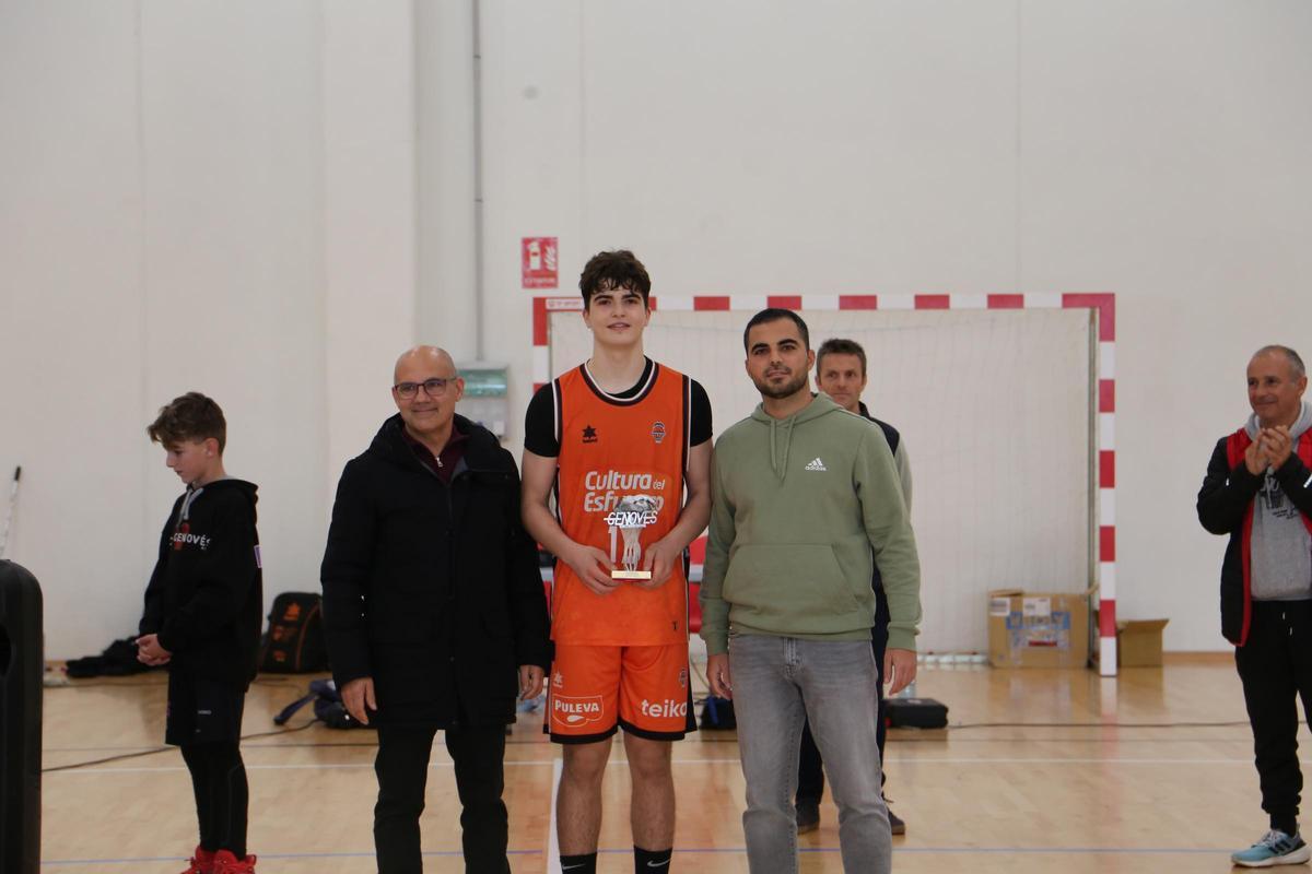 Guillem Tazo, del València BC, con el trofeo a mejor jugador del torneo del Genovés.