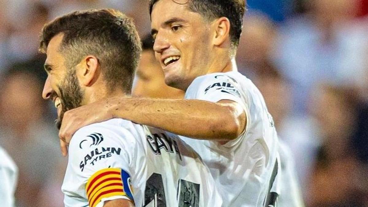 Gayà y Guillamón, celebrando un gol