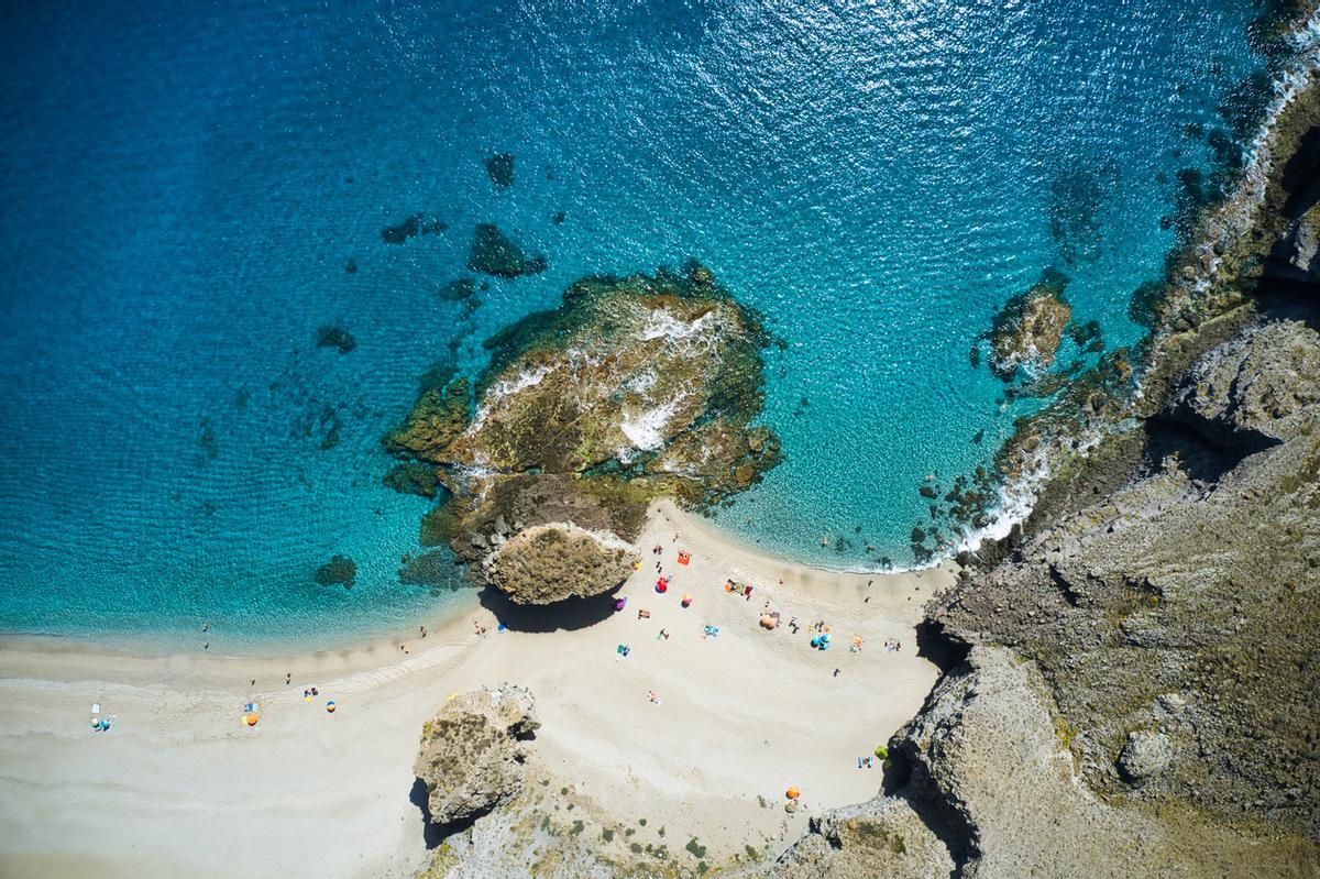 Aérea de la concurrida playa de la cala. Playa de los muertos. Almería, España
