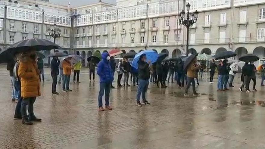 Protesta de policías en María Pita antes de un pleno sobre seguridad ciudadana.