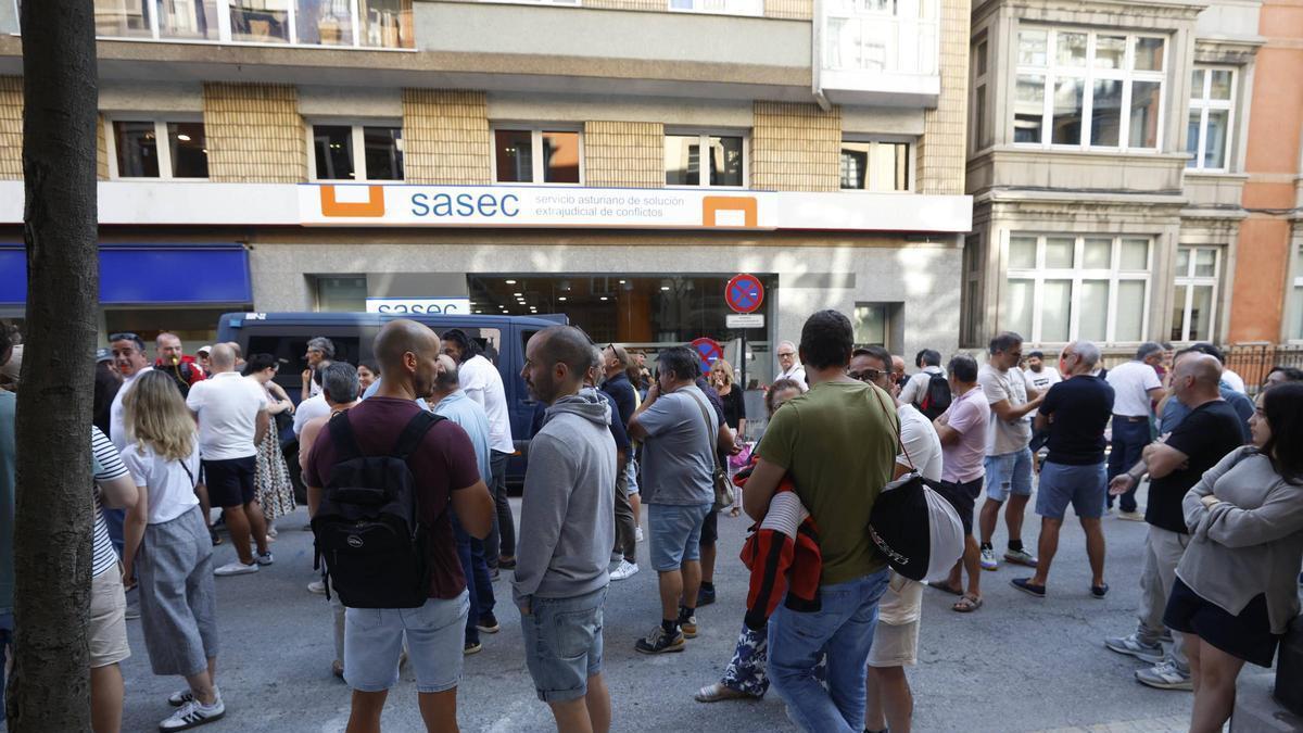 Trabajadores de Corteva ante la sede del SASEC