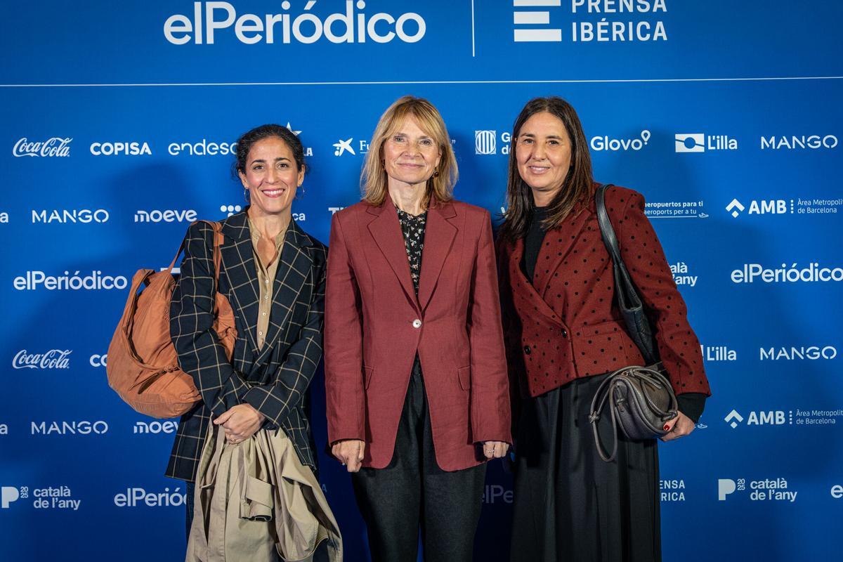 Barcelona, 24/11/2025 Sociedad. Entrega Premio Català i Catalana de lany. Photocall. PERSONAS: Anna Maria Sendra Directora de Comunicación en la Diputació, Lluïsa Moret, presidenta de la Diputació de Barcelona, Neus Tarragona, directora de protocolo de la diputación de Barcelona. AUTOR: MANU MITRU