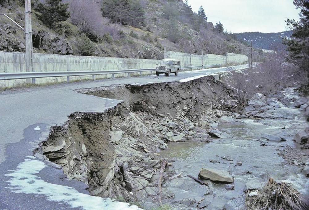 Una carretera del Ripollès destrossada per una crescuda del Ter, el novembre del 1982.