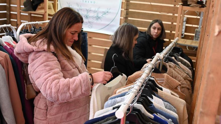 Muestrario de la tienda de ropa marinense Acolá.   | // RAFA VÁZQUEZ