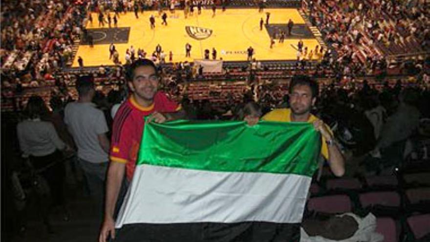 La bandera extremeña ondea en New Jersey en la despedida de Calderón a la temporada de la NBA