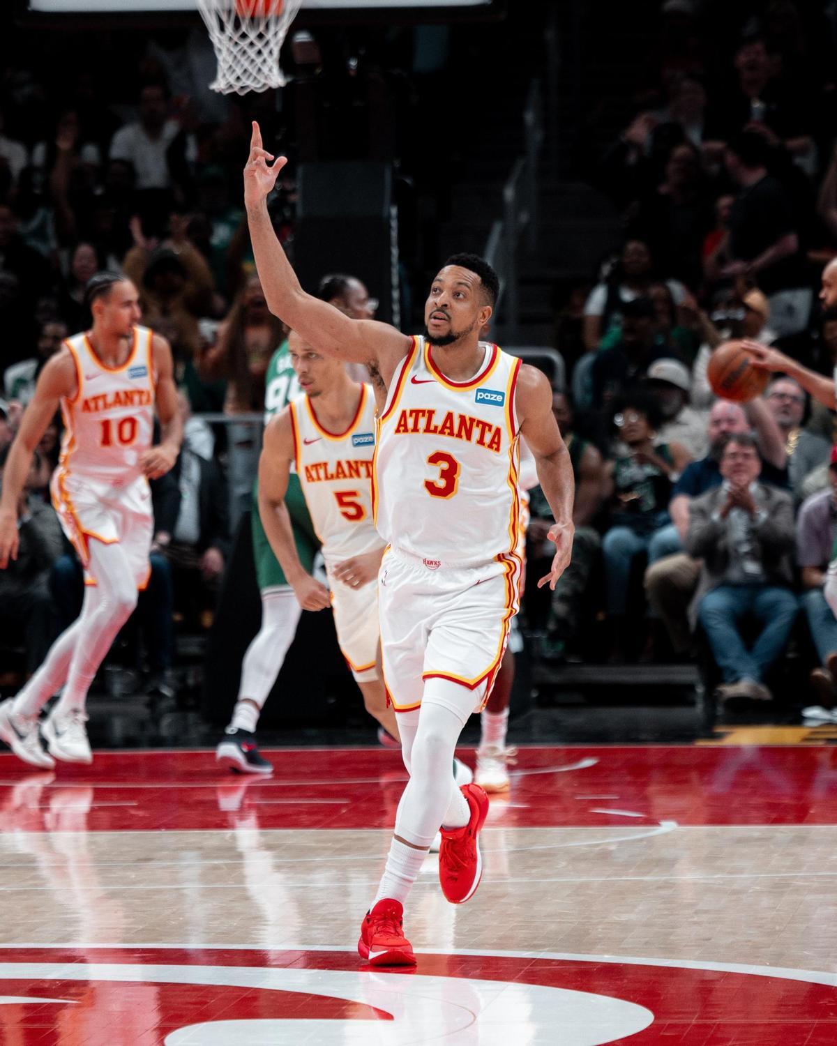 CJ McCollum, celebrando un triple con los Hawks