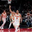 CJ McCollum, celebrando un triple con los Hawks