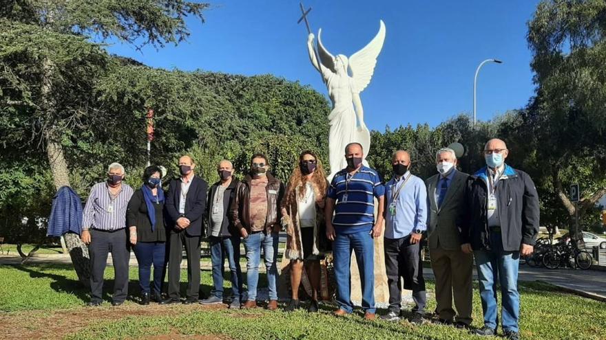 Miembros de la Asociación de Jubilados de la Policía Nacional de España, junto al reciente monumento a los policías caídos en acto de servicio.