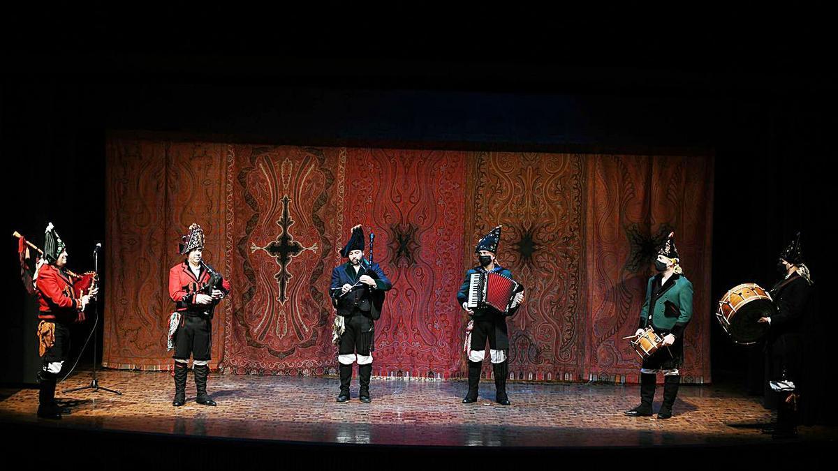 Un momento del concierto del grupo “Os de Algures” en el Teatro Principal 