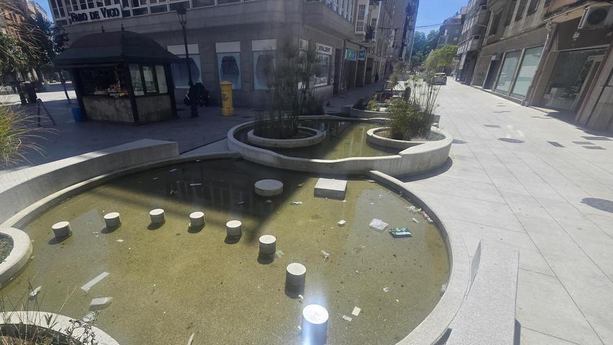 Imagen tomada ayer en las fuentes de la calle de Arzobispo Lago, que vuelven a estar paradas desde hace semanas.