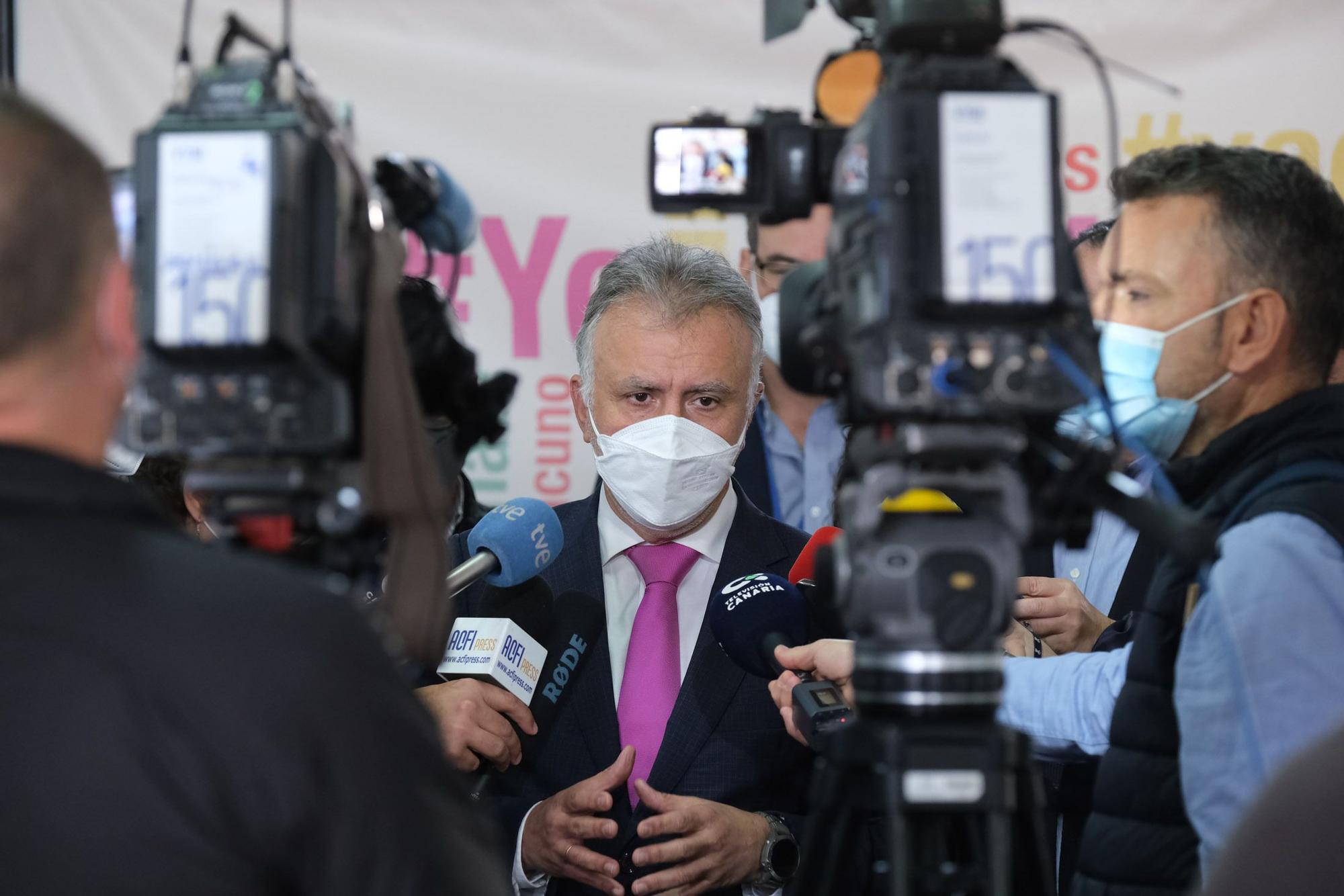 Ángel Víctor Torres y Blas Trujillo visitan el punto de vacunación de Infecar