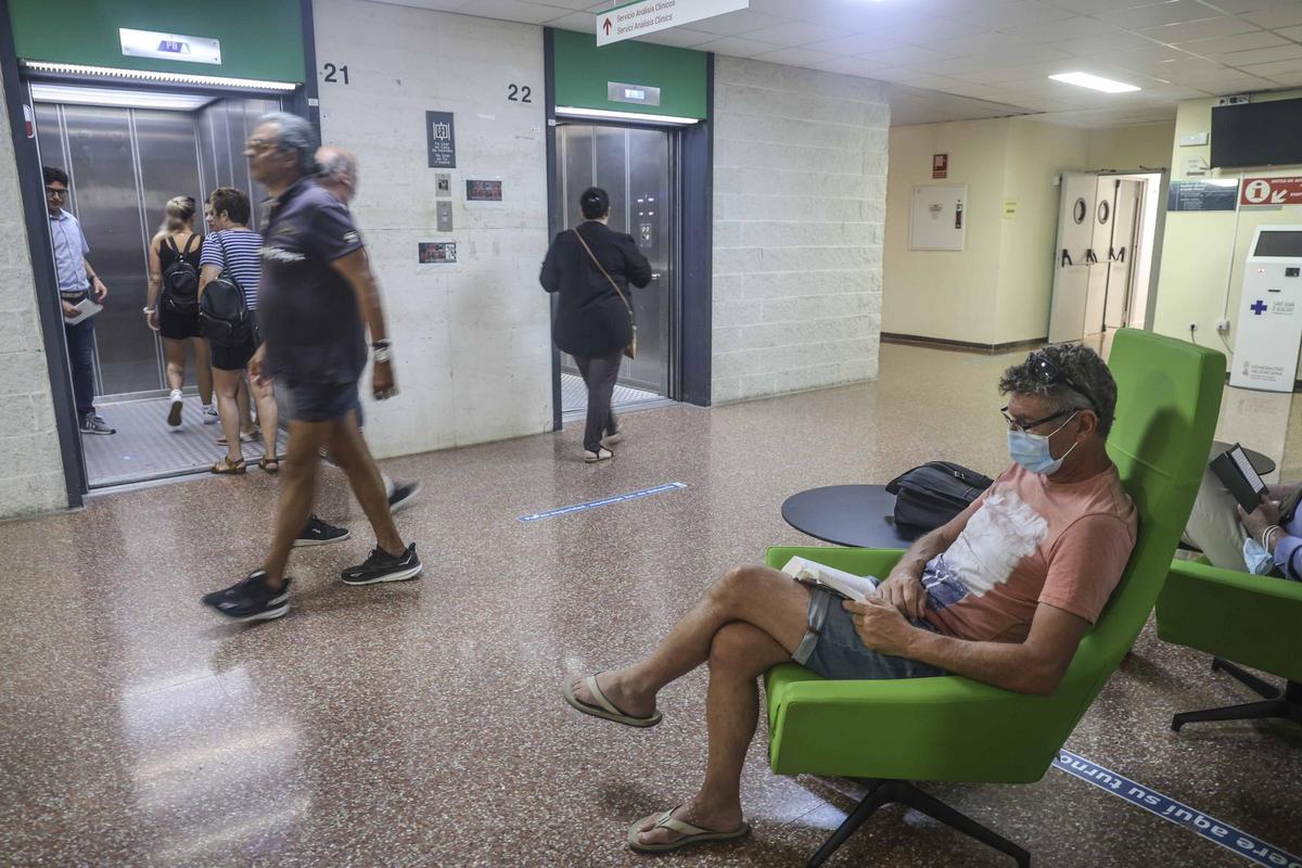 El hospital de San Juan incorpora nuevo mobiliario para "humanizar" las salas de espera