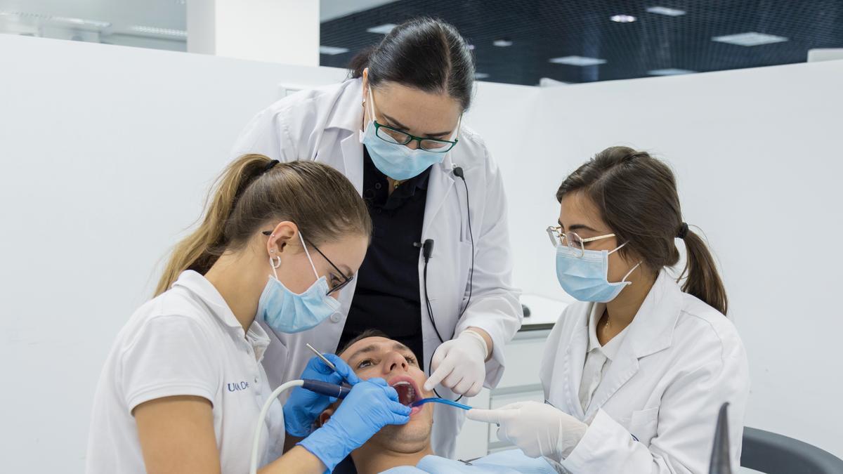 Estudiantes de FP Superior en la clínica odontológica UCAM Dental.