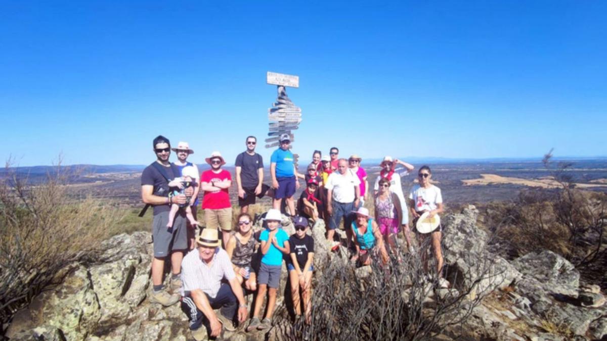 Llegada al pico del Altar Mayor en Pueblica de Valverde desde donde se ve un paisaje desolador por el fuego. | E. P.