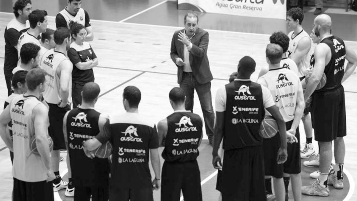 Vidorreta charla con la plantilla del Iberostar Tenerife en su primera día como entrenador aurinegro.