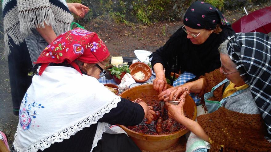 La matanza tradicional de Caminomorisco: ensalada hurdana y guiso de patatas con costillas por doquier