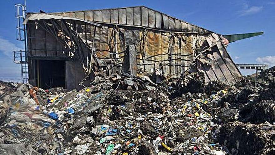 Instalaciones de la planta de Nostián destruidas por un incendio en la huelga realizada en 2013.