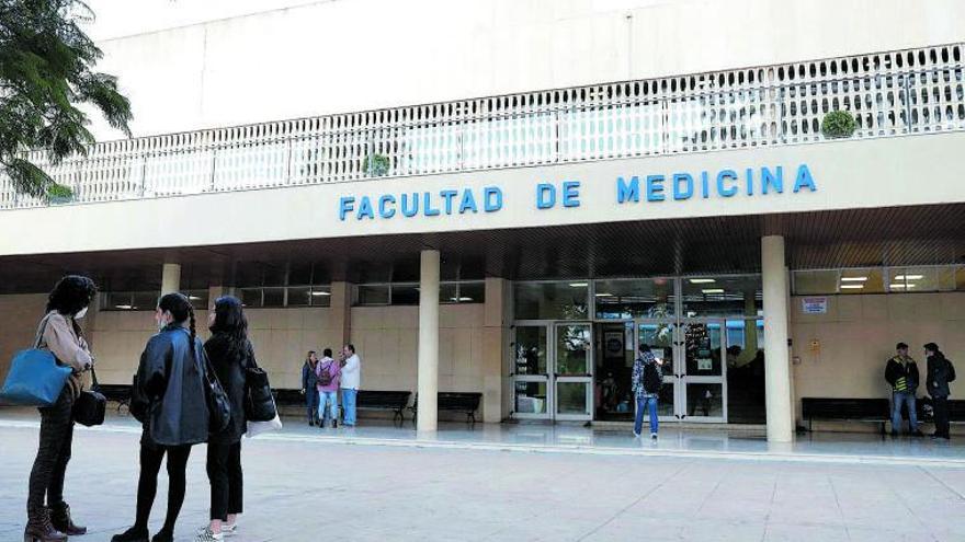 Un grupo de universitarias, en la Facultad de Medicina del campus malagueño de Teatinos.   | ÁLEX ZEA