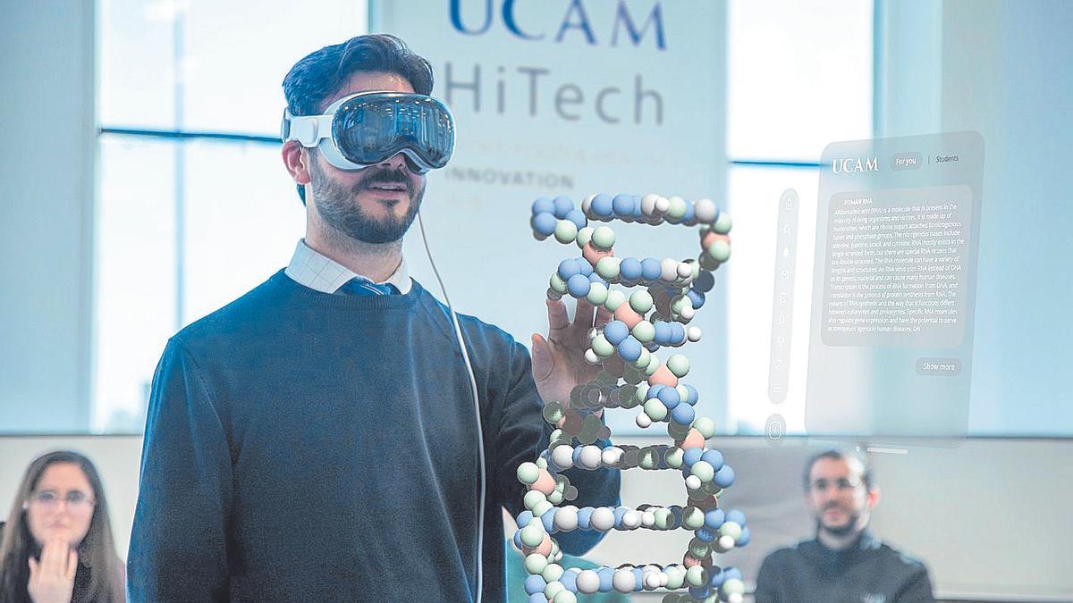 Práctica de un estudiante de ciencias de la salud de la UCAM, en el HiTech, usando las ‘Vision Pro’ de Apple para ‘tocar’ el ADN, bajo la supervisión de un profesor.