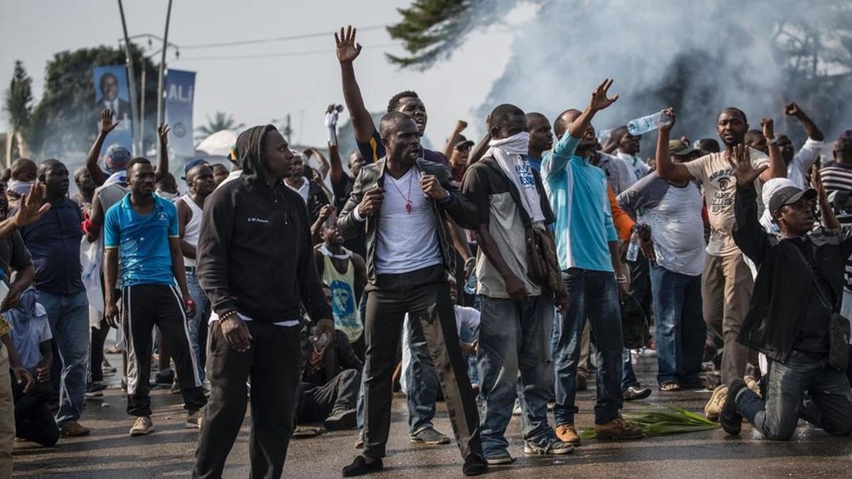 Defensores del líder de la oposición de Gabón, Jean Ping, se enfrentan a las fuerzas de seguridad durante una manifestación en contra de los resultados de las elecciones presidenciales, el miércoles.