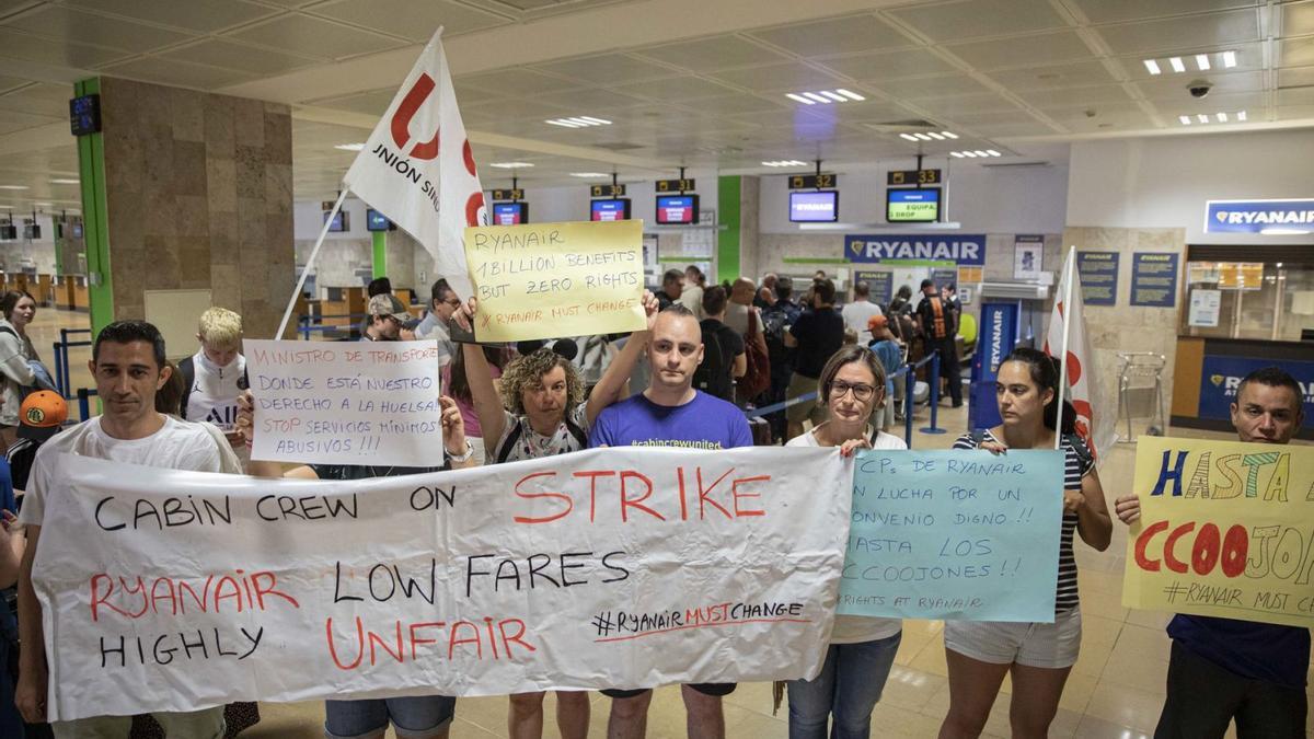 Treballadors de Ryanair, ahir, exhibint pantalles de protesta contra la companyia i el Ministeri.  | DAVID APARICIO