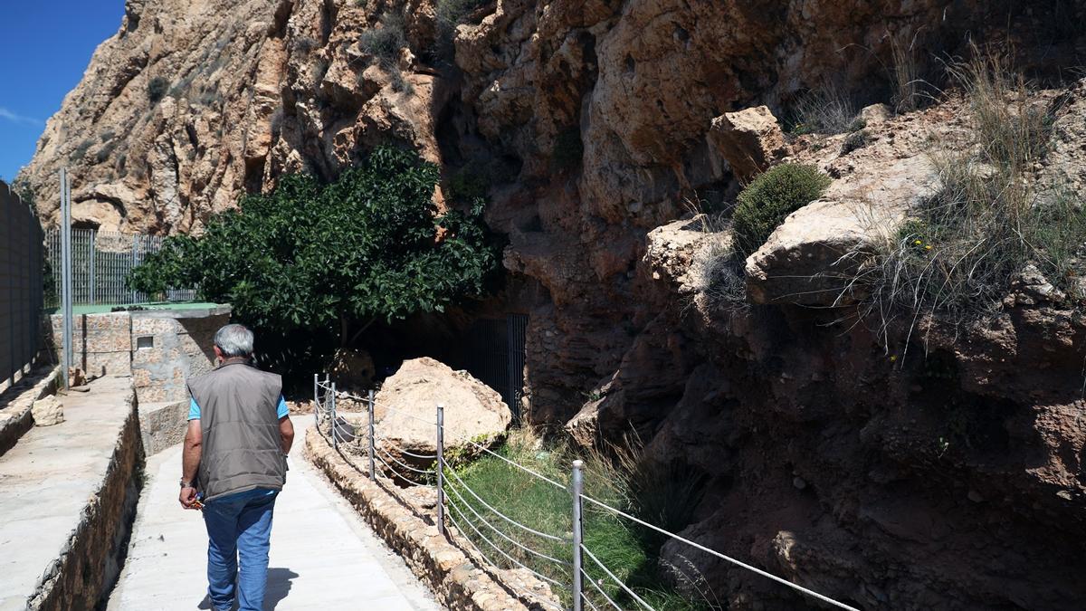 Entrada a la Cueva del Humo, uno de los yacimientos arqueológicos más importantes y singulares de Málaga.