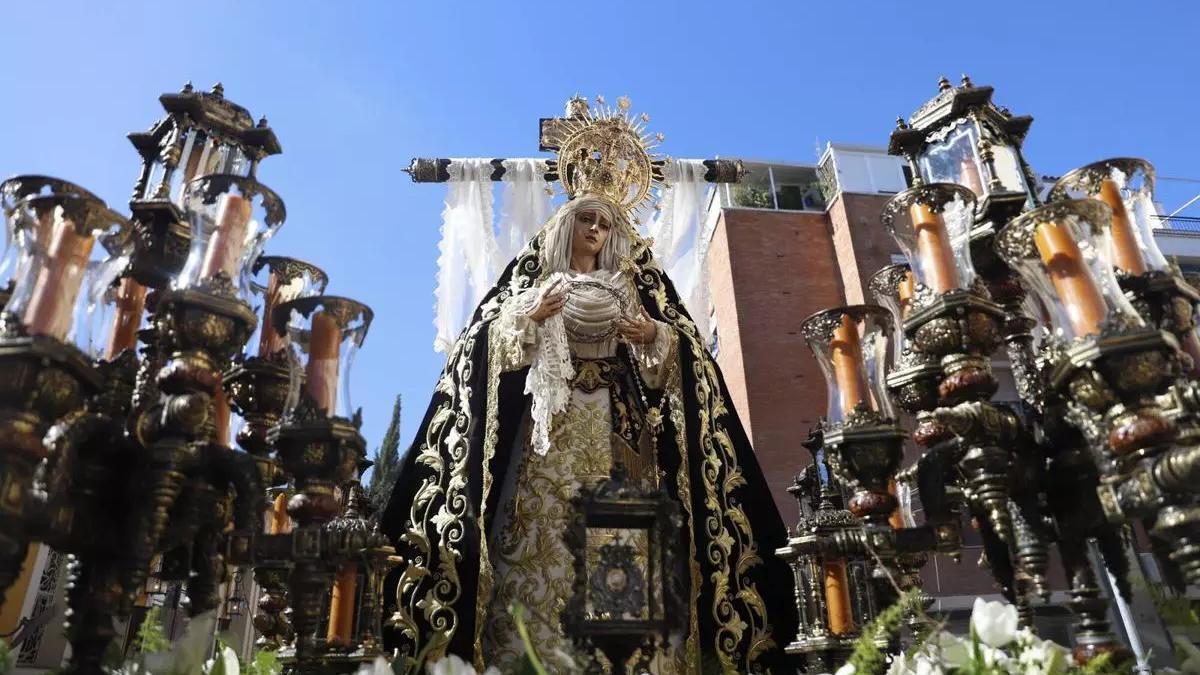 Virgen de la Soledad de Córdoba en procesión.