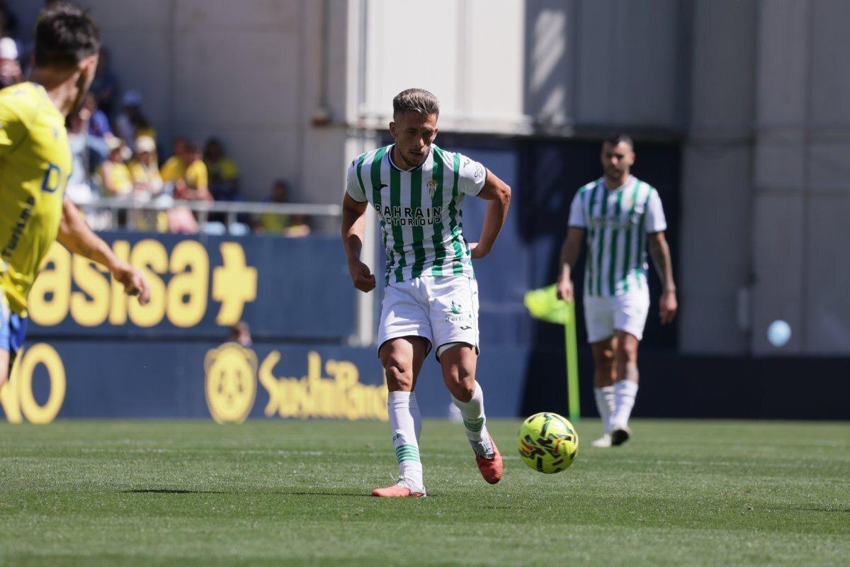 Isma Ruiz durante el encuentro entre el Córdoba CF y el Cádiz.